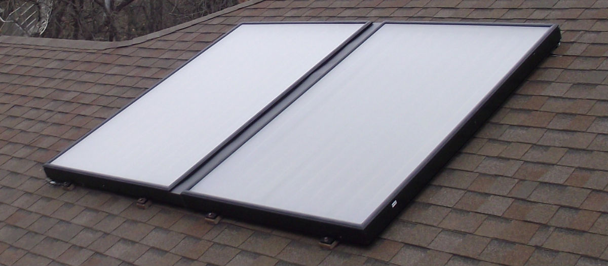 Et solcelleanlæg installeret på et hustag